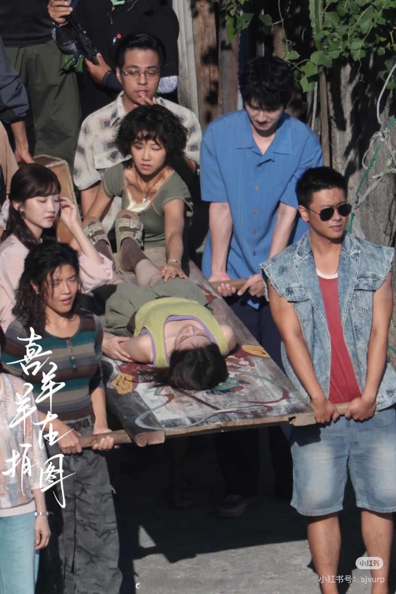 刘昊然李兰迪《海岛舒服日志》路透，这是喜剧吧，女主被担架抬着走，六元笑得好开心！