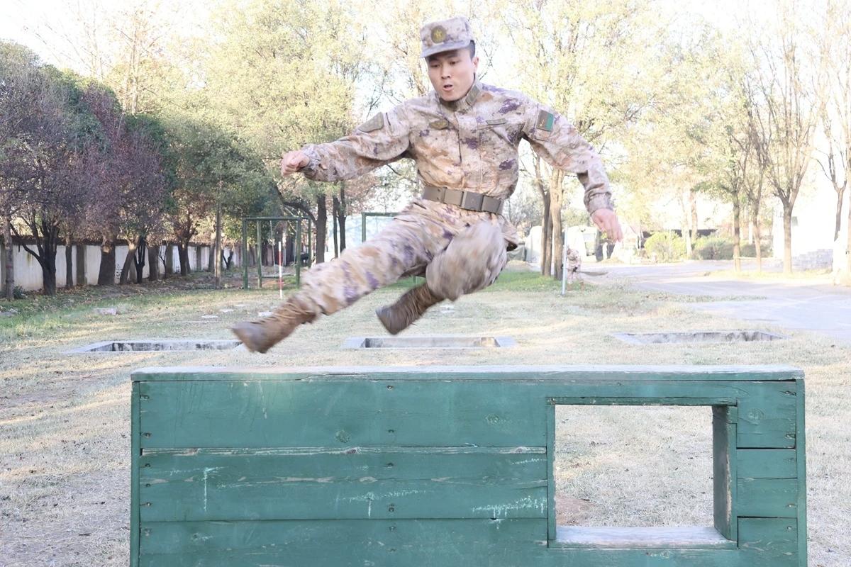 战区陆军第 83 集团军某旅
体能特级评定考核现场传来捷报
炊事班战士郭利斌
以