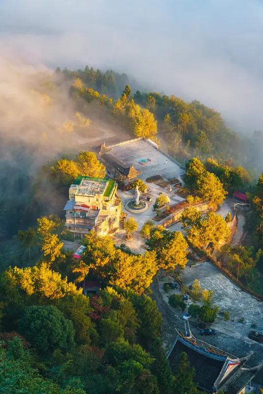 - 4月开放，在东方山风景区 - 弘化禅寺、黄石人民广场能拍出绝美照片，让人隔绝