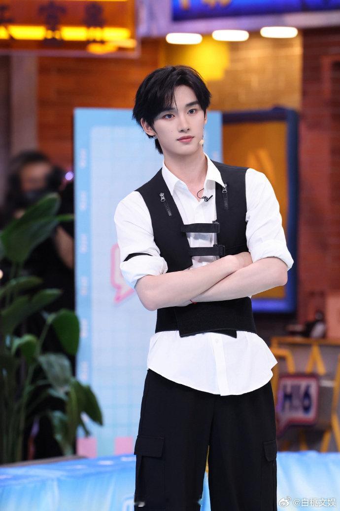 丁程鑫镜头感 你好星期六打破偏见！丁程鑫一秒找镜头+完美舞蹈，镜头感拉满，实力有