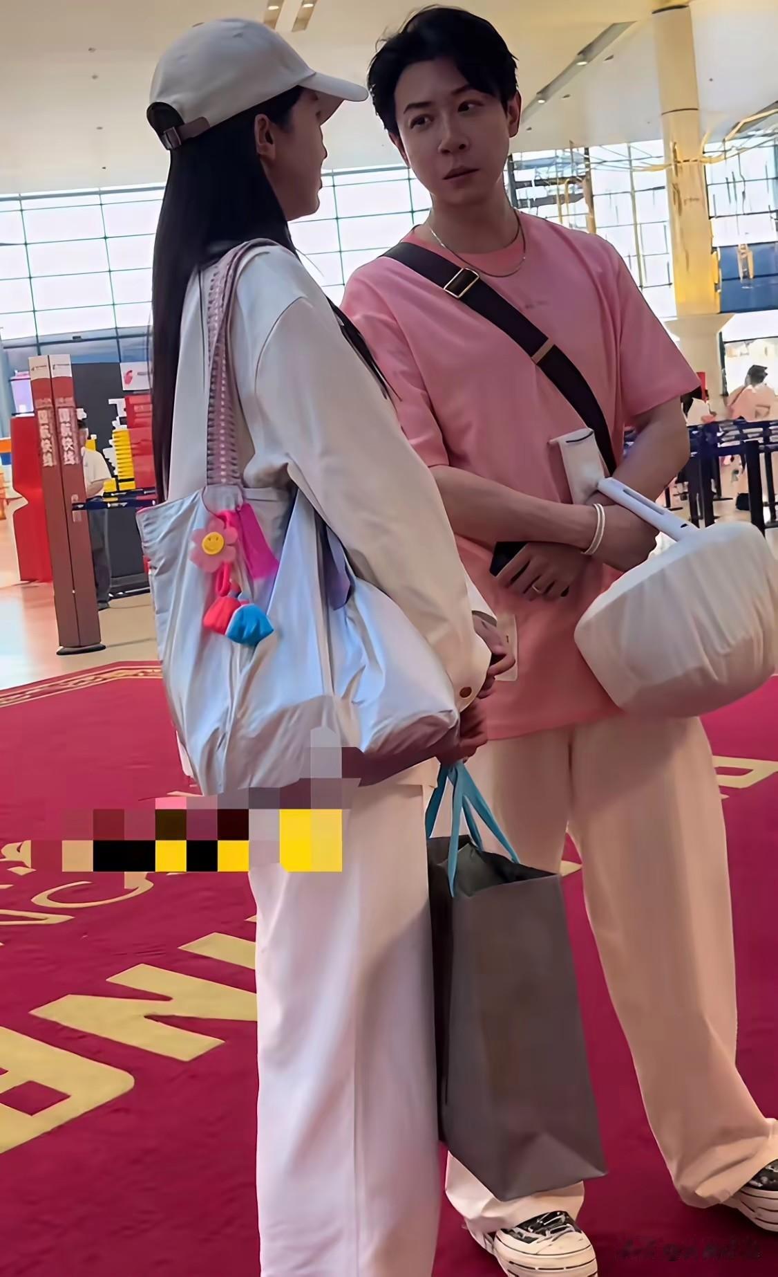 董璇与张维伊现身机场同框！

一身宽松浅色系上衣搭配白色长裤，肩上挎着大容量布袋