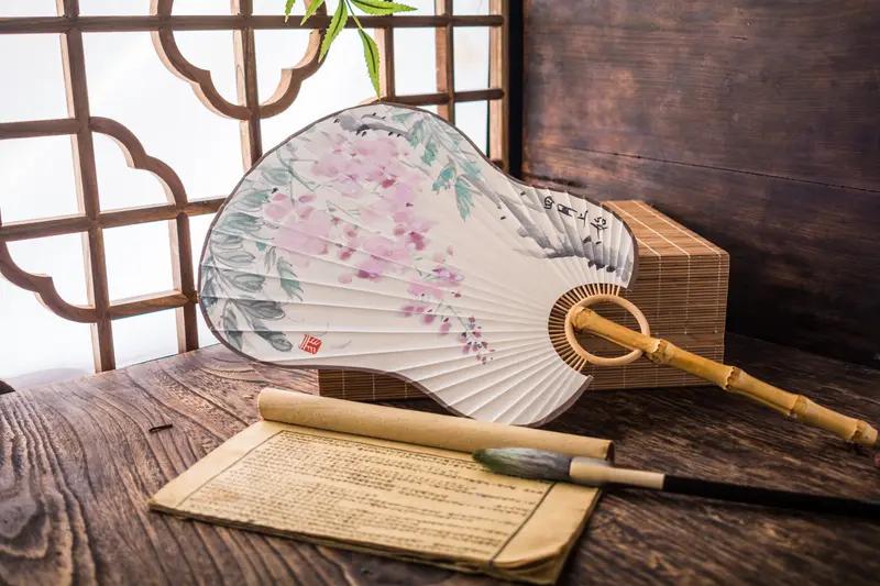 夏天扇扇子会不会更热?扇扇子让空气动起来，恰似微风，让人的感觉舒点。如果扇扇子更