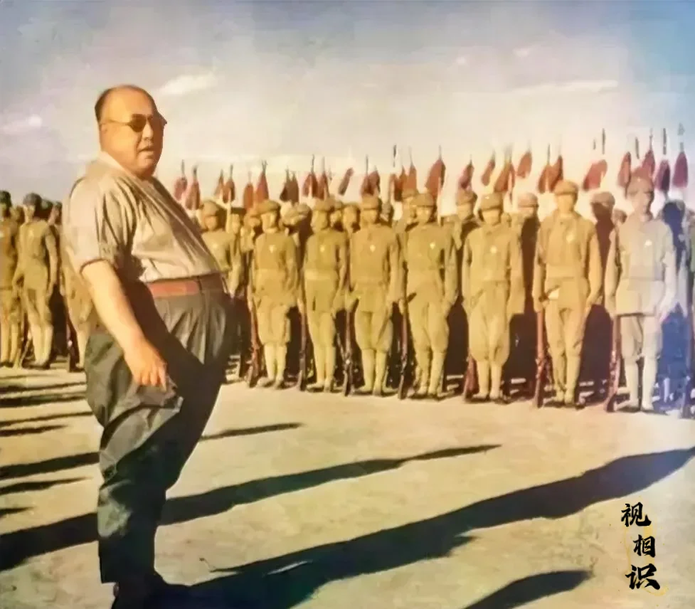 40年代，宁夏，马鸿逵检阅自己部队“马家军”时的老照片，相信照片中最引人注目的，...