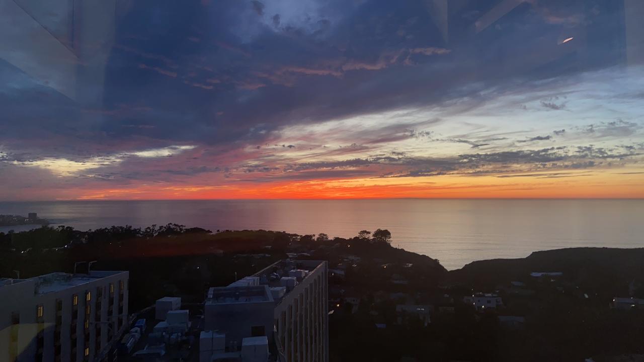 英语这件事，单靠一个 APP，基本学不成。
真正有效的自学，通常是 “2~3 个