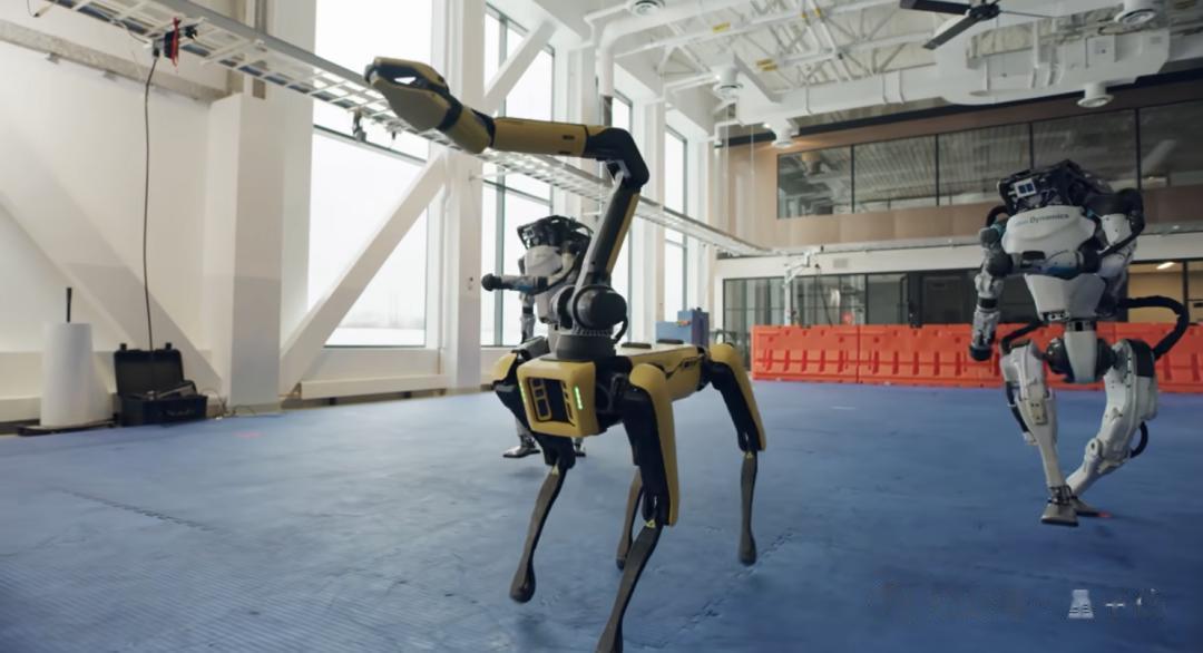 波士顿动力机器狗侧空翻炸场！穿轮滑鞋照样能翻