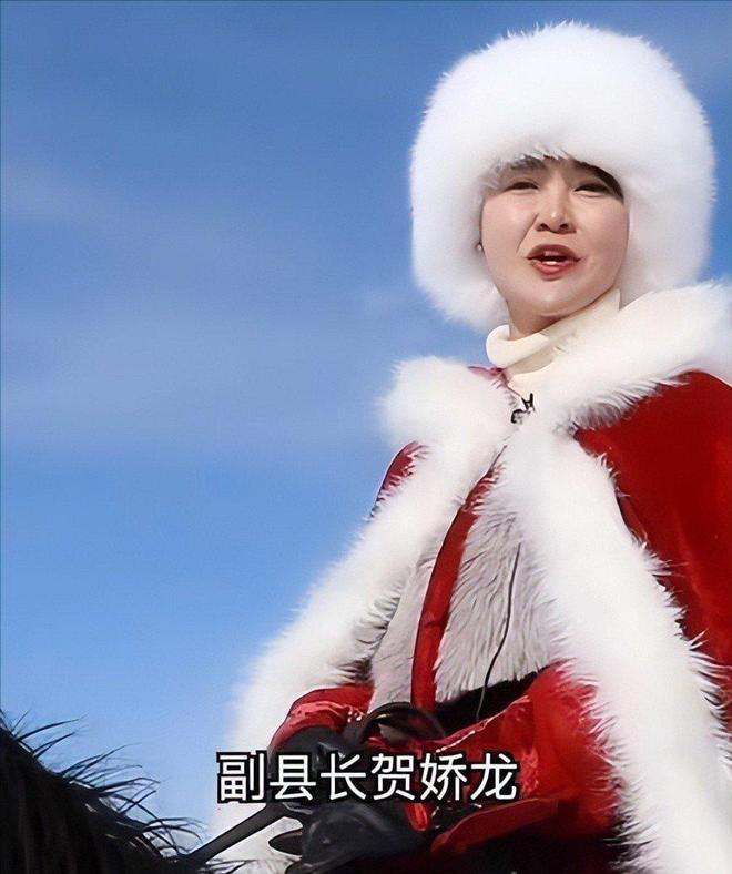 最近才知道，昨晚饭局上一位老记者私下摇头说：贺娇龙哪里是作秀的网红，一扒家底简直