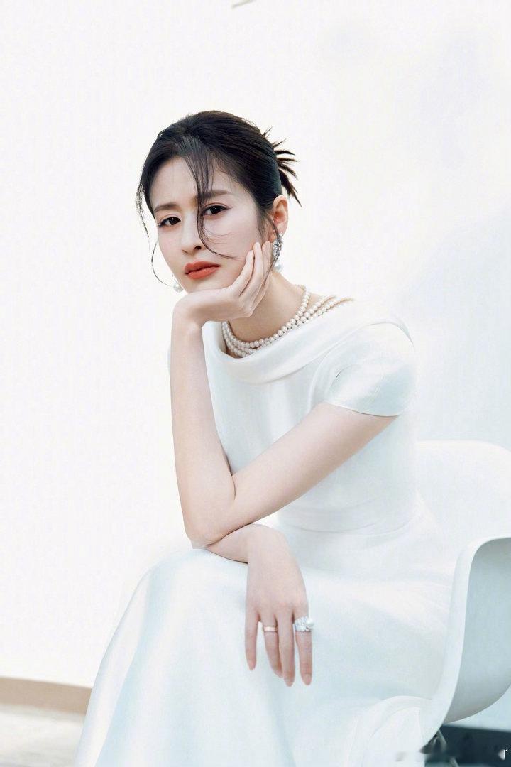 颖儿首部扫黑题材剧铁证是颖儿第一部扫黑题材剧倾力打造荧幕新形象，颖儿首部扫黑题材