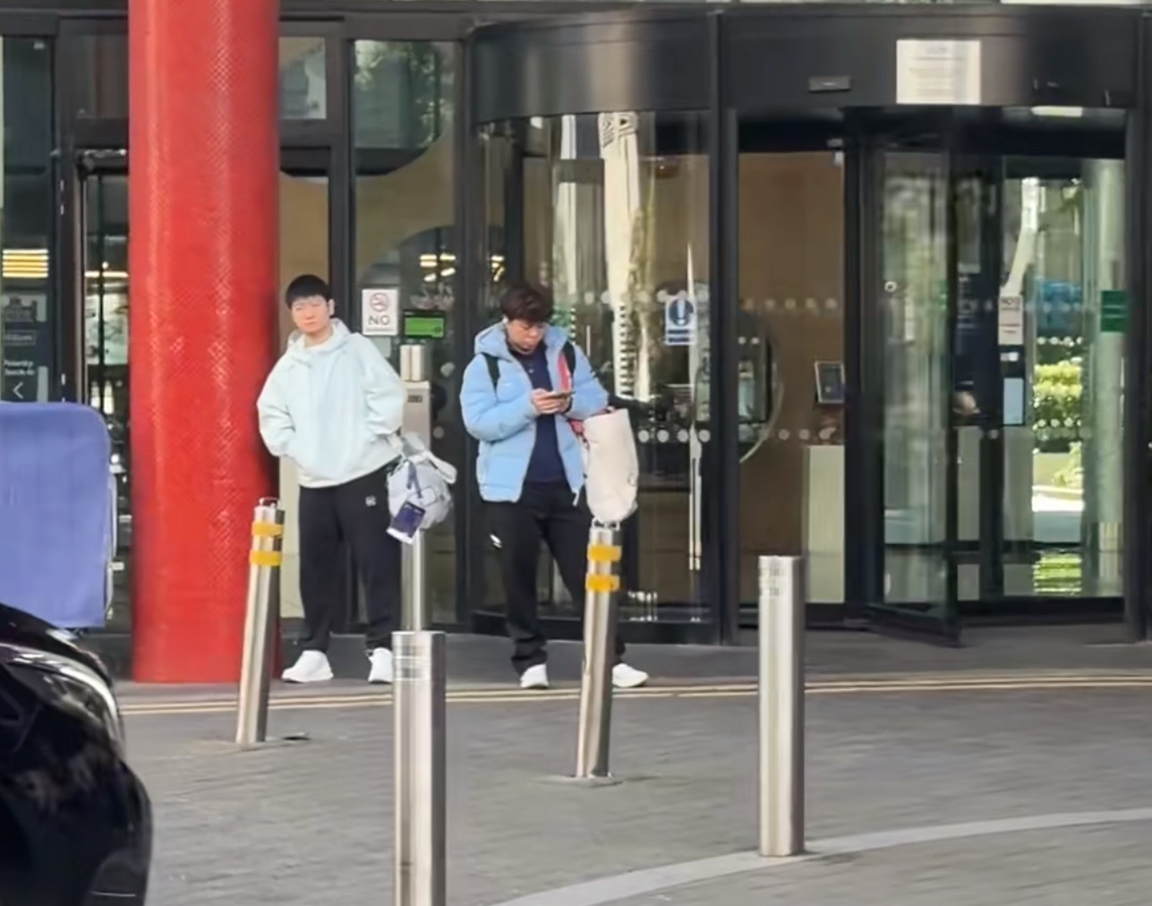 旁边的🐮都穿上羽绒服了，我女不会没带吧？ 