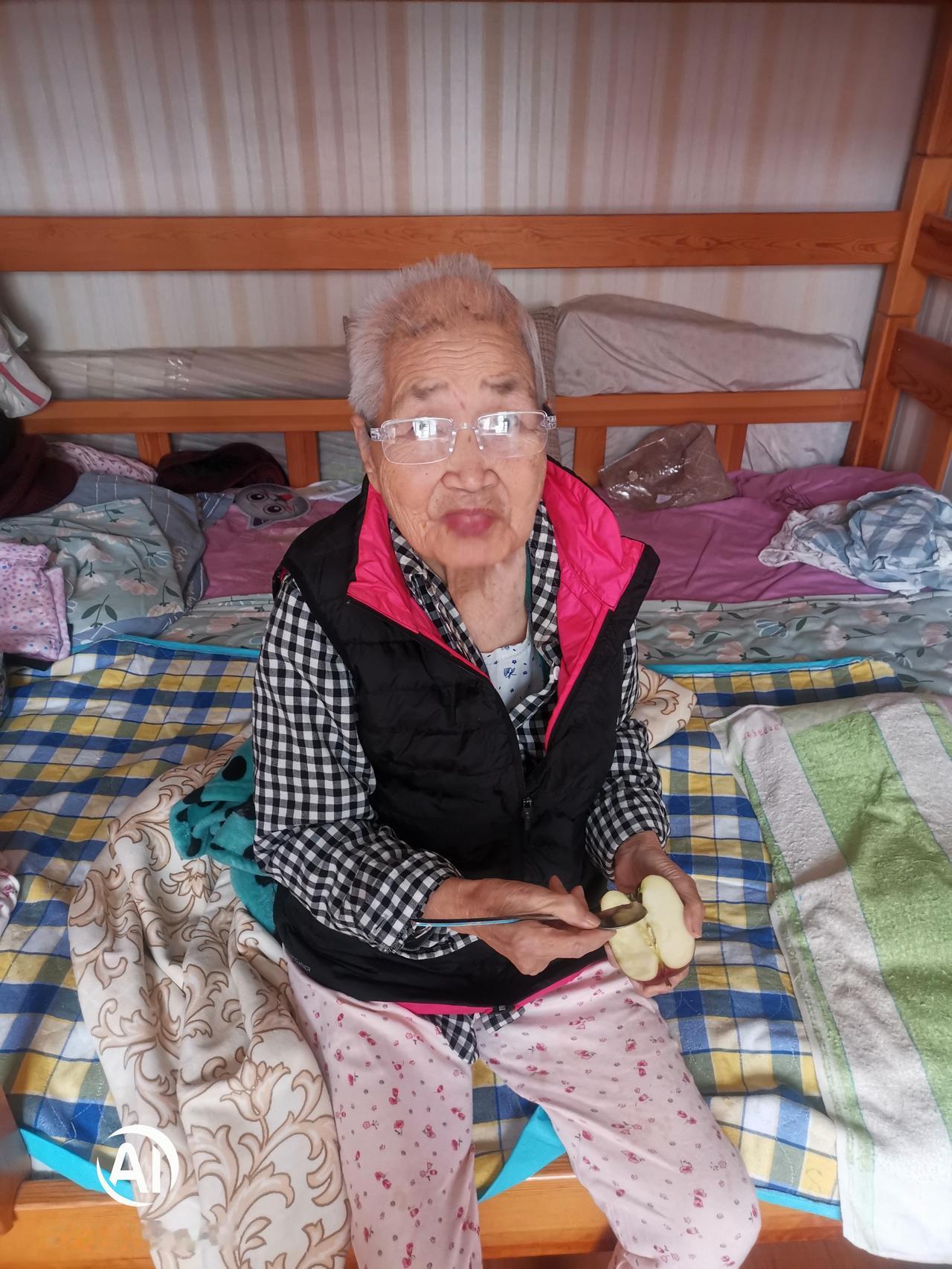 是的，高价养老院，我们老人头脑清晰可以上下床，结果只有配合拍照时活动时下床，平时