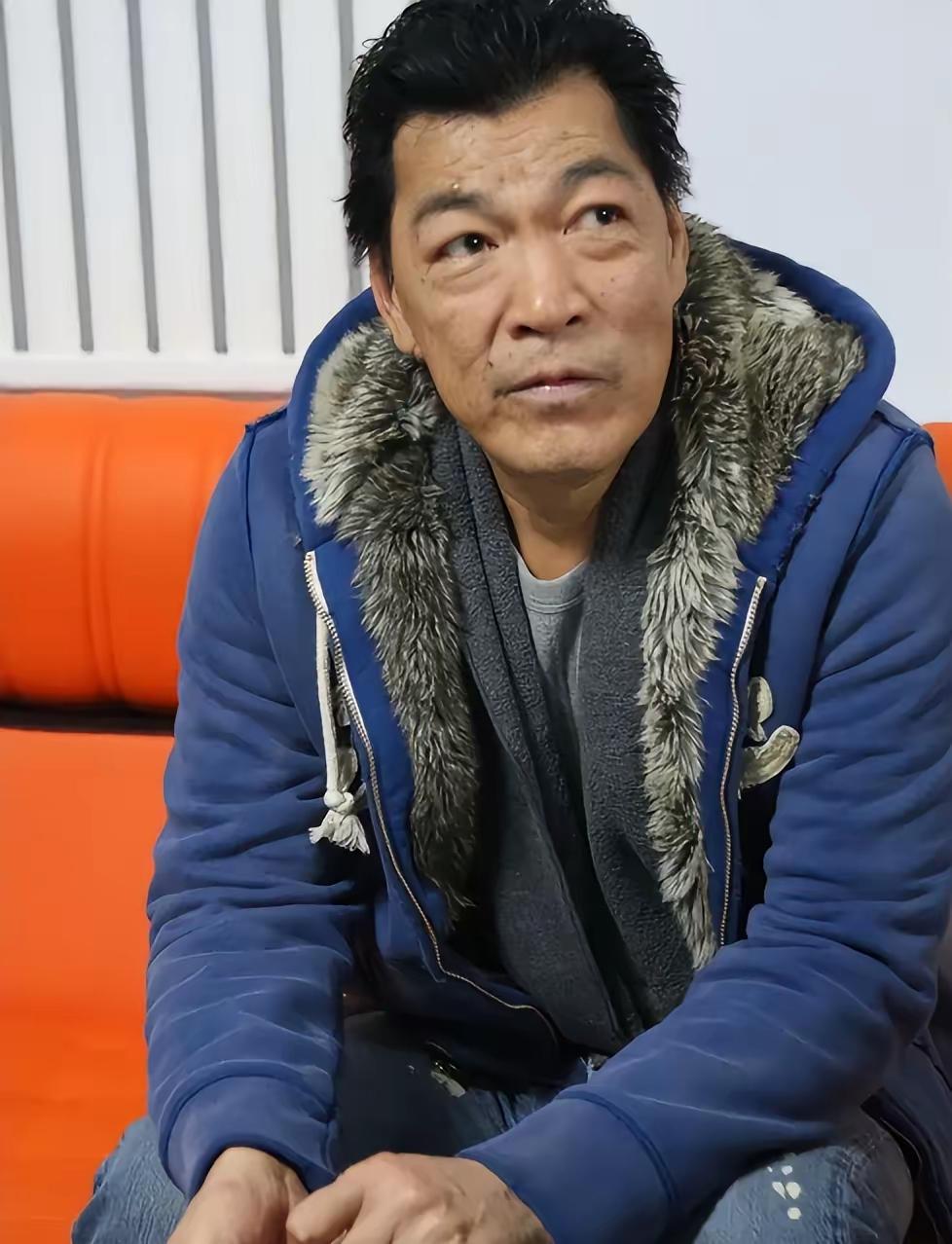 2005年，成奎安得知蓝洁瑛生活窘迫没钱吃饭，就赶到蓝洁瑛的房子附近，特意嘱咐每