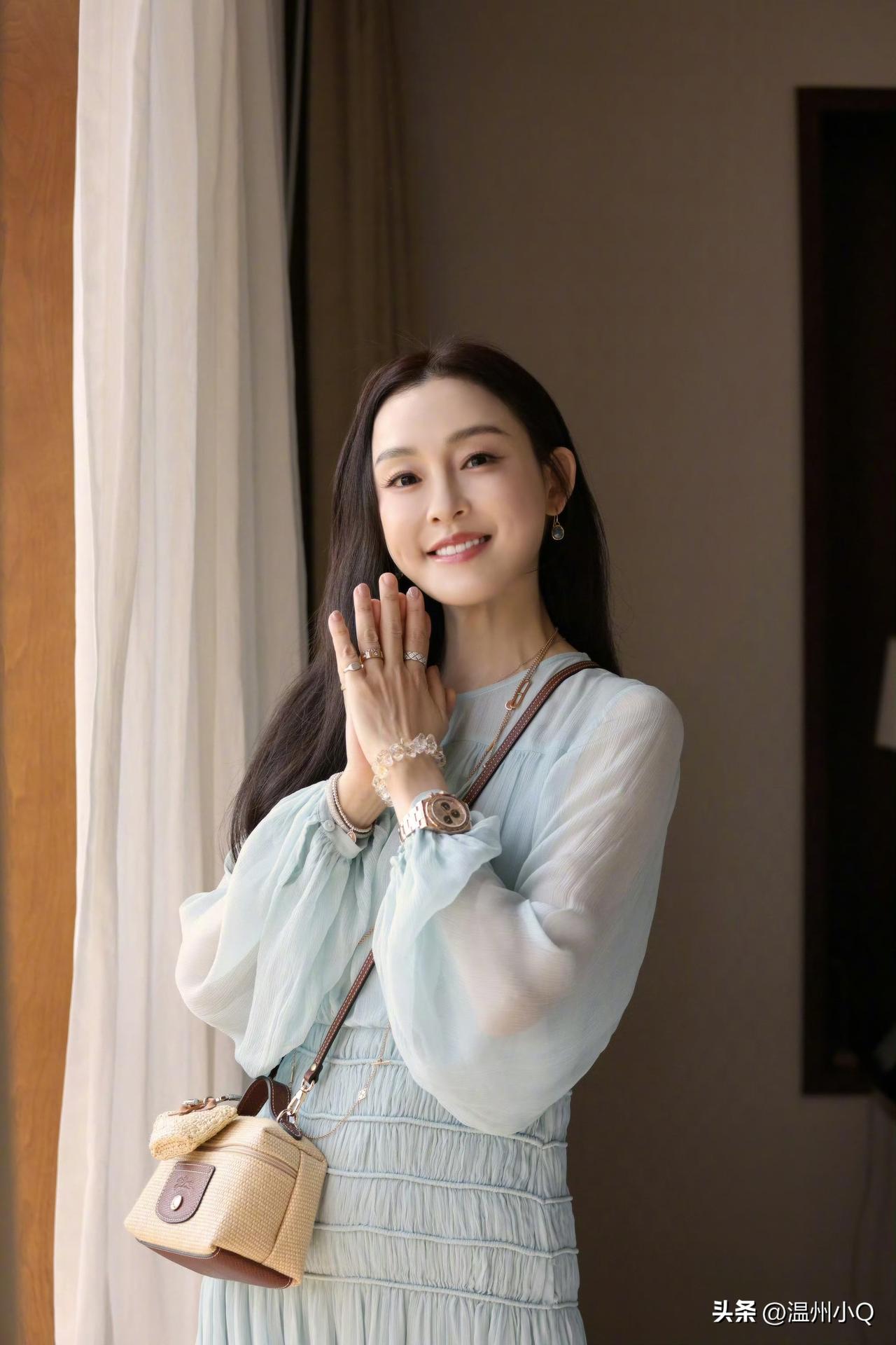 我想象中范玮琪的手不应该是这样的，她那么高挑，起码手会很纤长，堪比手模的那种……