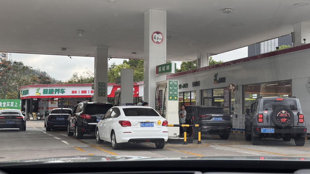 出发泰国前，我还专门把全部车都加满油了…
无论油车还是插混，我都在油价低位补满