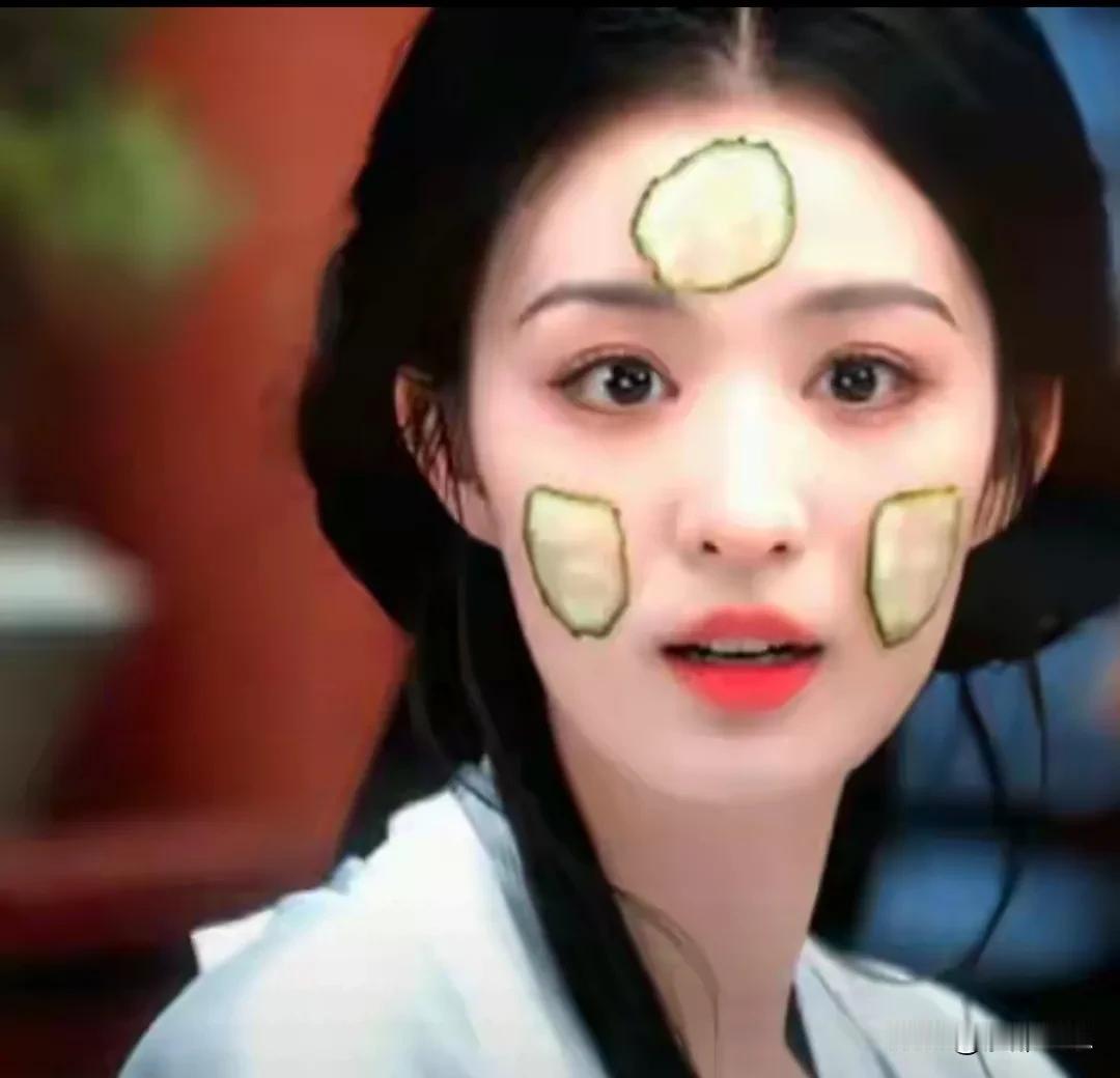 三片黄瓜炸翻热搜，娱乐圈新话题这么省料了？

王楚然新剧里一个贴黄瓜片的镜头，居