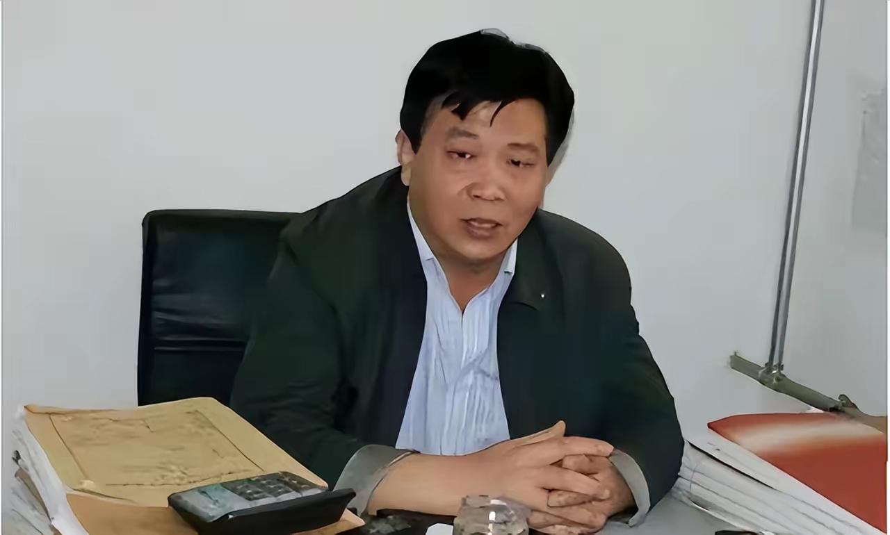 这是原石家庄市裕华区人民法院执行局副局长赵志勇在工作时被拍下的照片，他办案逾千件