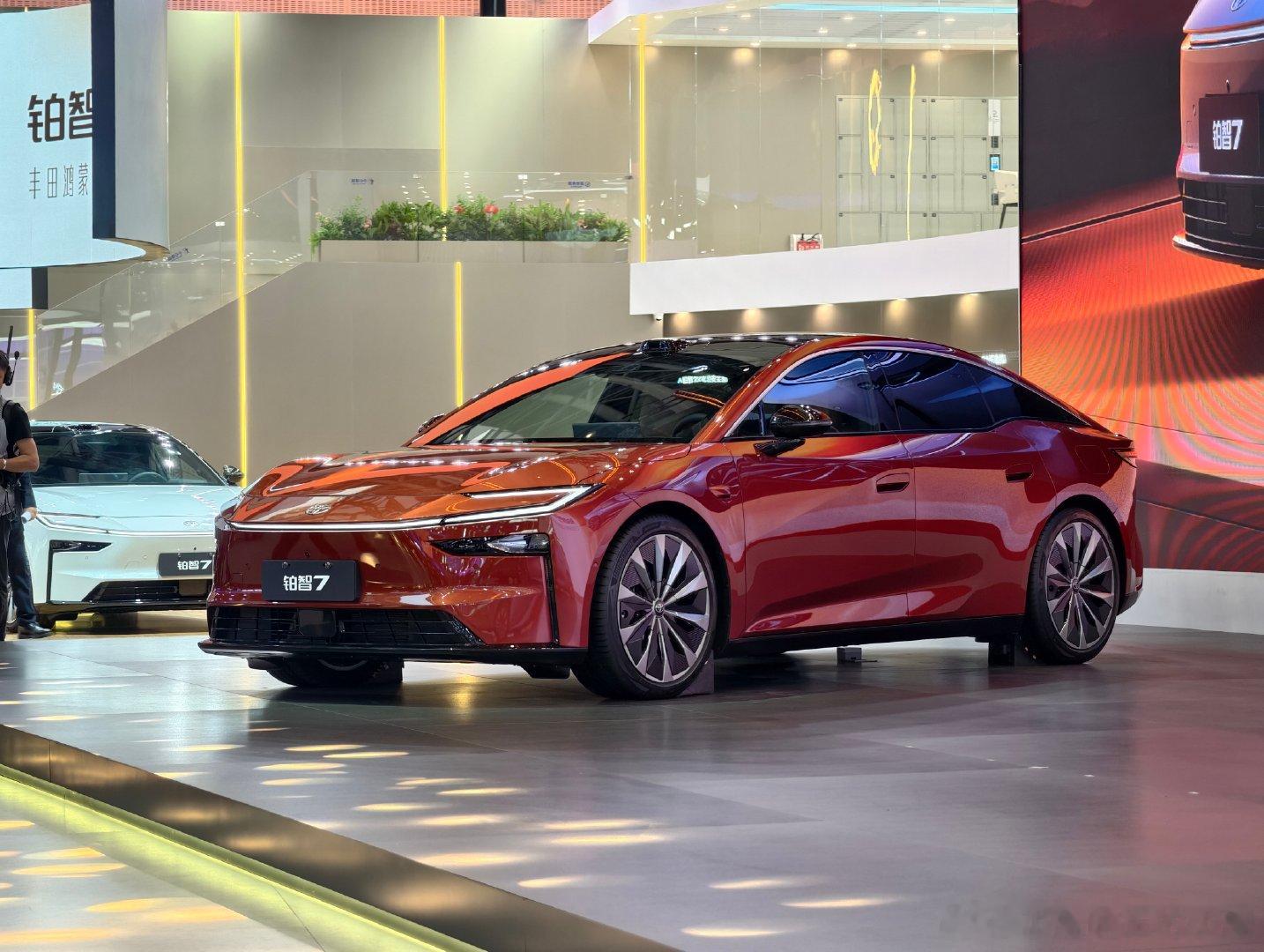 丰田鸿蒙座舱豪华旗舰D级纯电轿车铂智7，在广州车展正式亮相！新车是广汽丰田倾力打