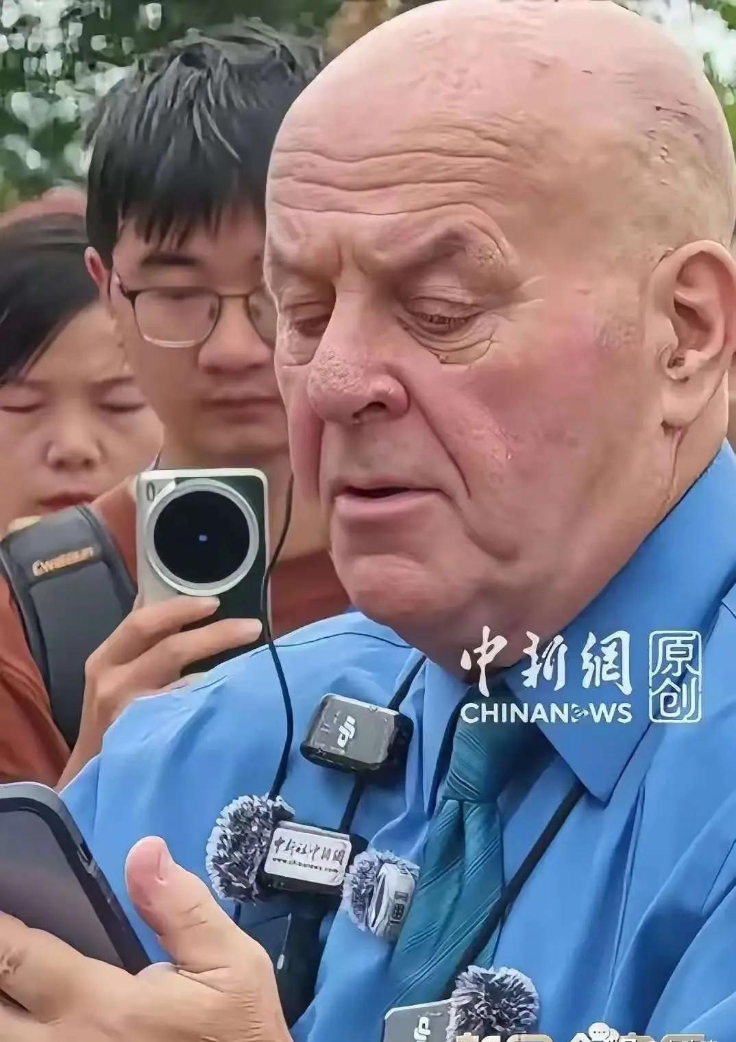 赛考斯真是言出必行。回国后还没调整好时差，他便在海外社交平台发声，向美国学生及教