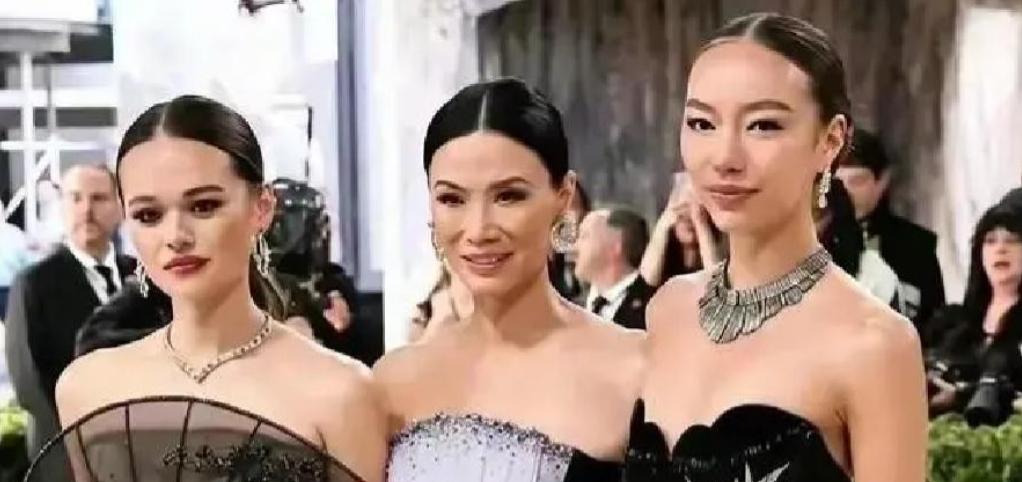 2026年，95岁默多克办寿宴，前妻邓文迪带着俩女儿直接坐上主桌。邓文迪进场的时