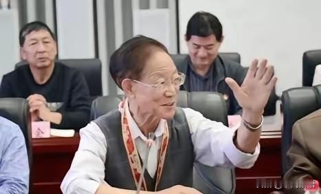 “我老了，不需要那么多钱。”2020年，一生抠门的大学教授王泽霖，却大手一挥捐出