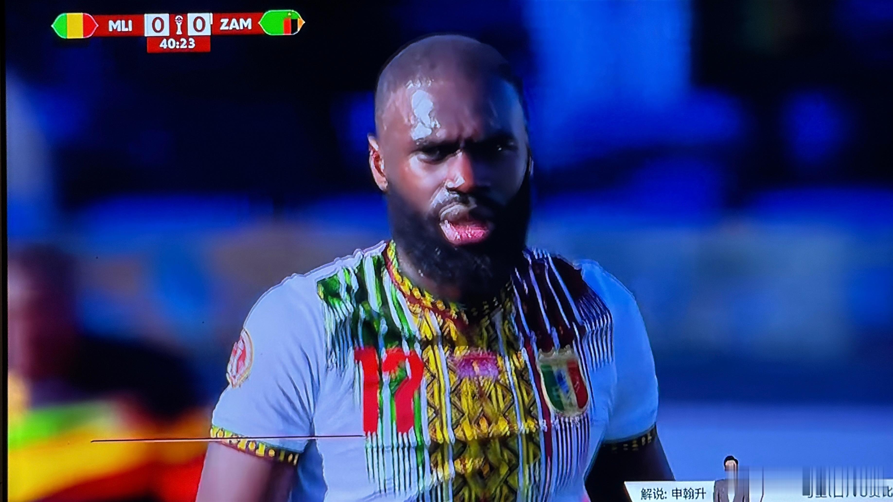 马里队球衣挺好看，就是这比赛的解说，除了足球不聊，啥都聊非洲杯
