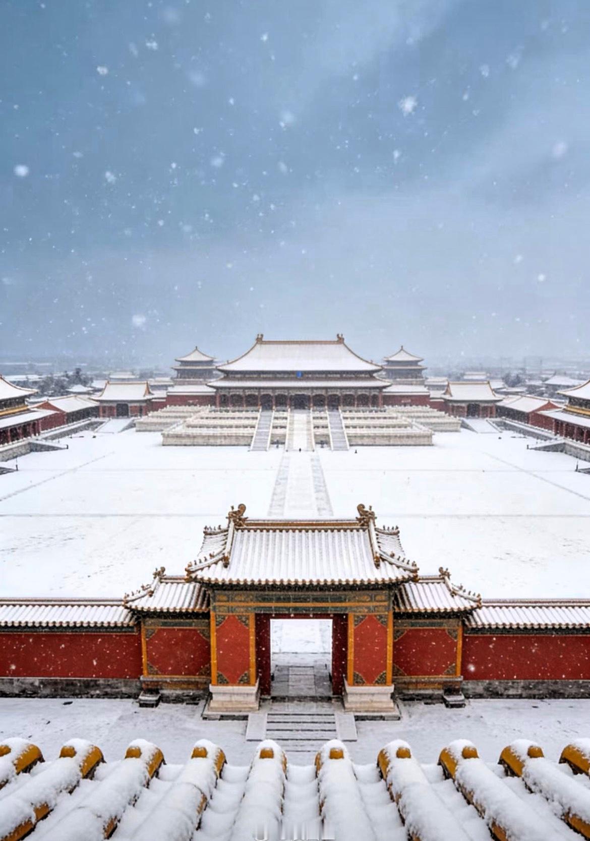 小聊一下雪中的故宫照片。
北京有位博主发布了今年节前北京大雪时他所拍摄的故宫雪景
