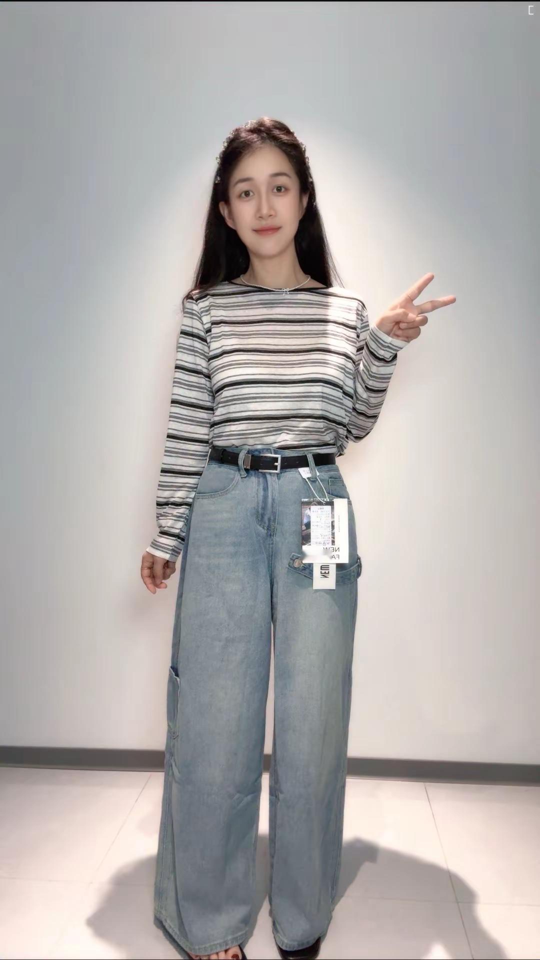 大妍家这件条纹罩衫我真的爱了！穿着特别舒服，版型也好看，尤其是背后那个小心机设计