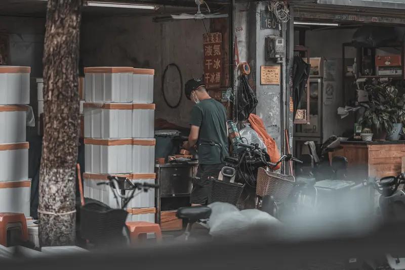 《笑林广记》幽默故事的独特之处：
        接地气的市井烟火气：素材全是老