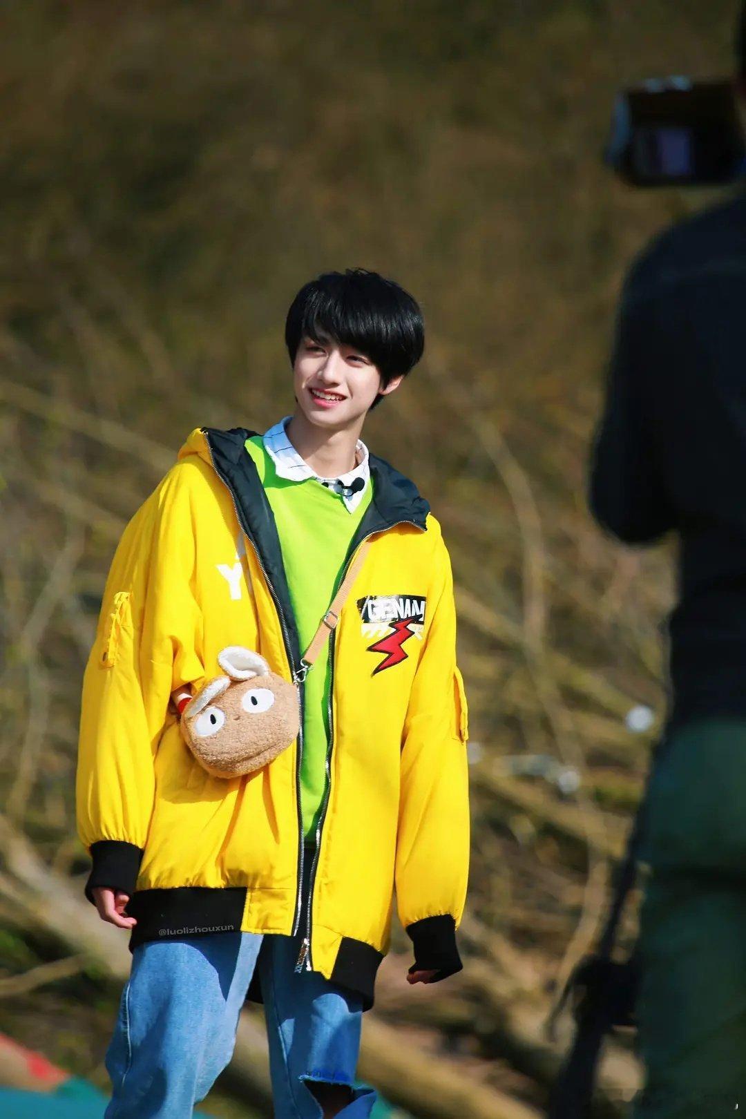 老朱年轻的时候这么瘦啊  和现在就判若两人 ​​​