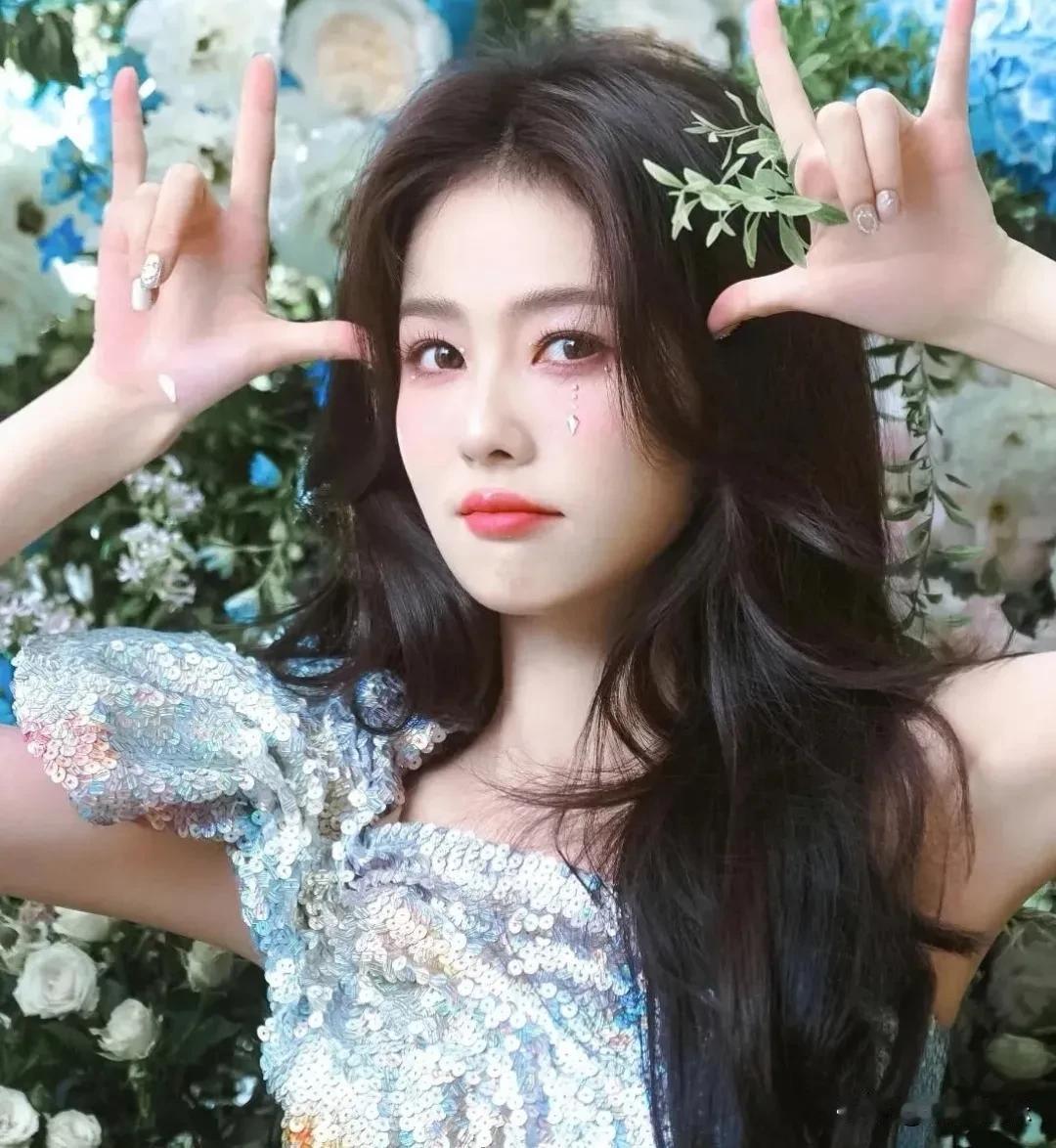 白鹿，太不容易了！

6月17日，演员白鹿突然冲上热搜。
这次不是因为综艺争议，
