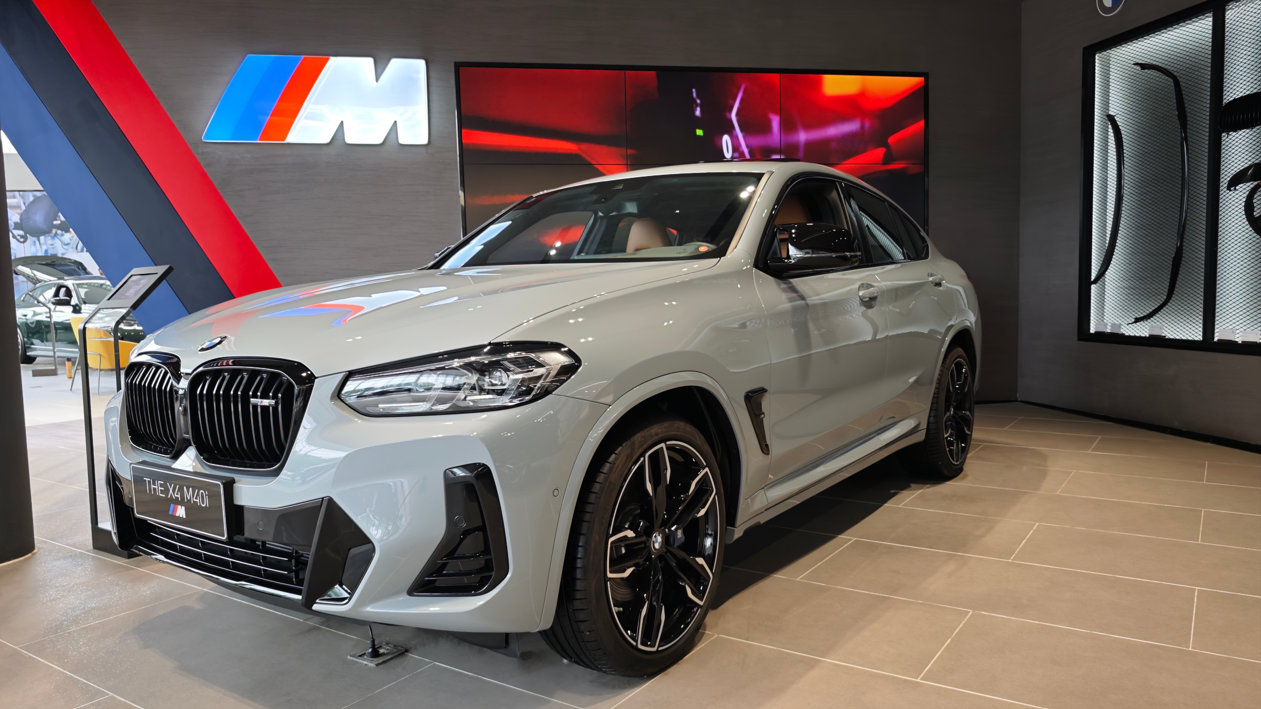 这是一台M Performance车型，搭载B58直列六缸发动机，最大功率333