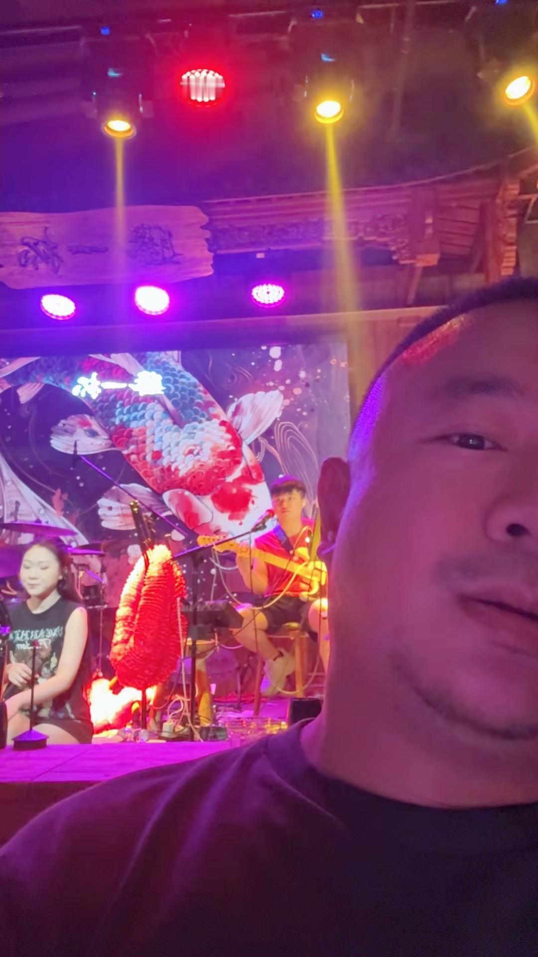 李诞离婚后发过一篇微博是这样写的：当认真谈过一段感情，最后却分手了，你会很难再去