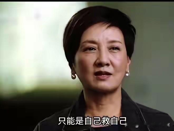 当初她是多美的美，怎么就嫁给了相貌平平的张国立了呢？那时候她演绎的王熙凤真的是前