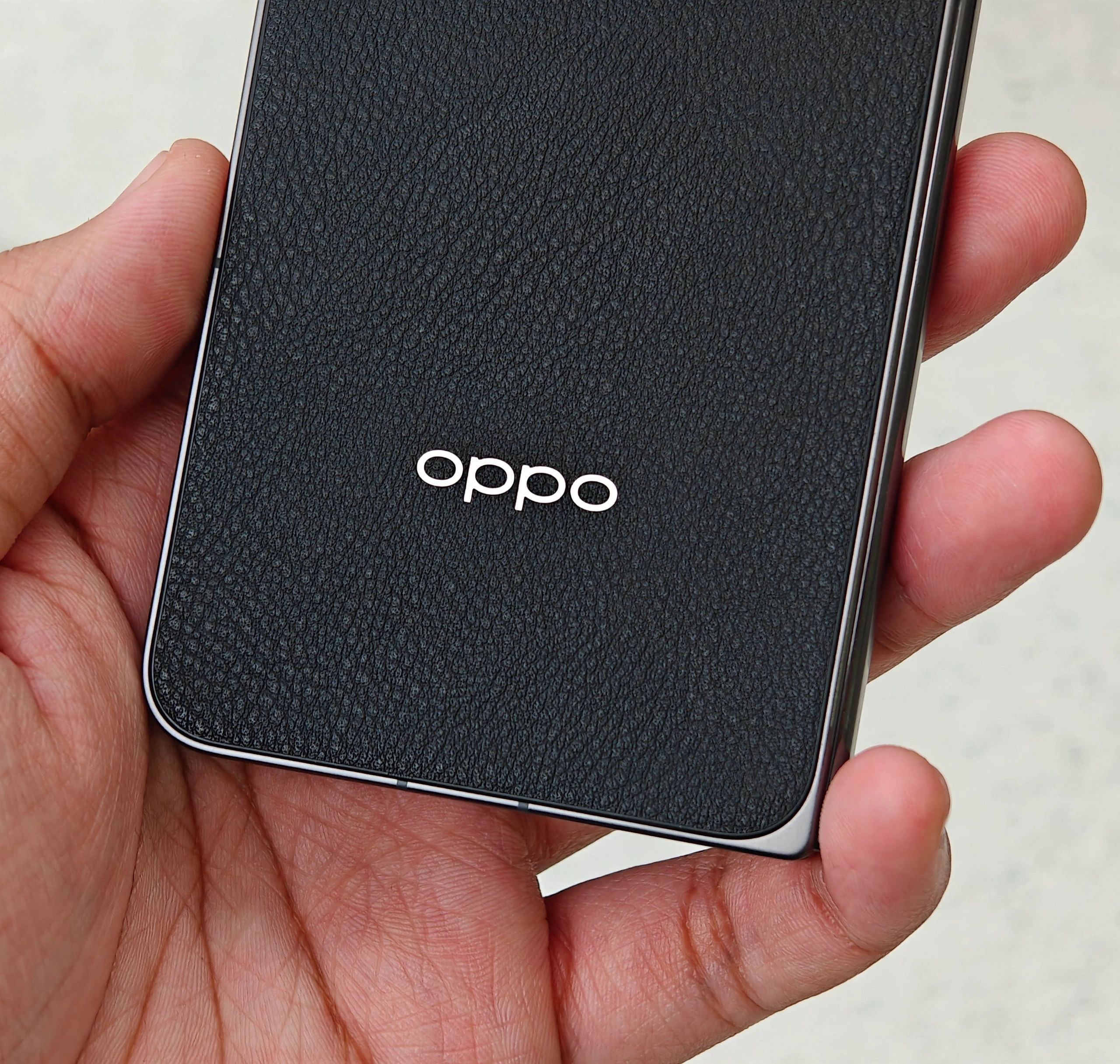 OPPOFINDN3黑色素皮的质感看起来还不错，快点上市吧 ，等的让人捉急！！！