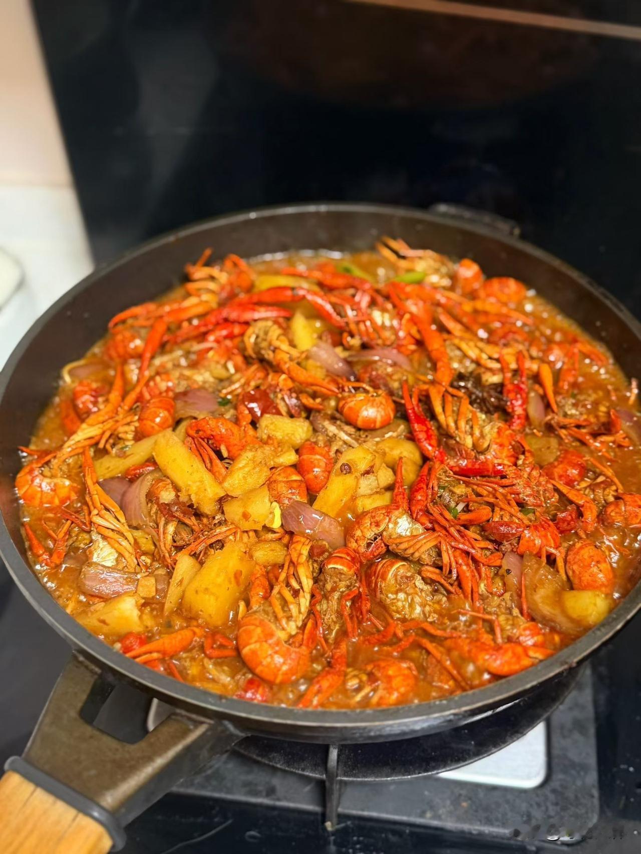 单位的小姑娘们逼领导，一定要把那个女人辞退


单位建了职工食堂，周一至周五工作