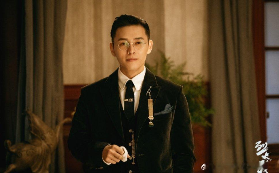#洪尧是谁##烈火军校沈听白# 洪尧除了饰演过《烈火军校》中的沈听白，还有很多其