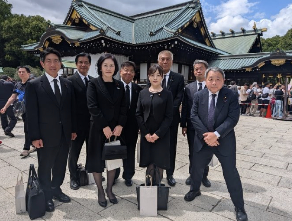 汉奸石平参拜靖国神社懒得骂他了，咱们是不是应该反思一下，我们最高的学府，最好的教