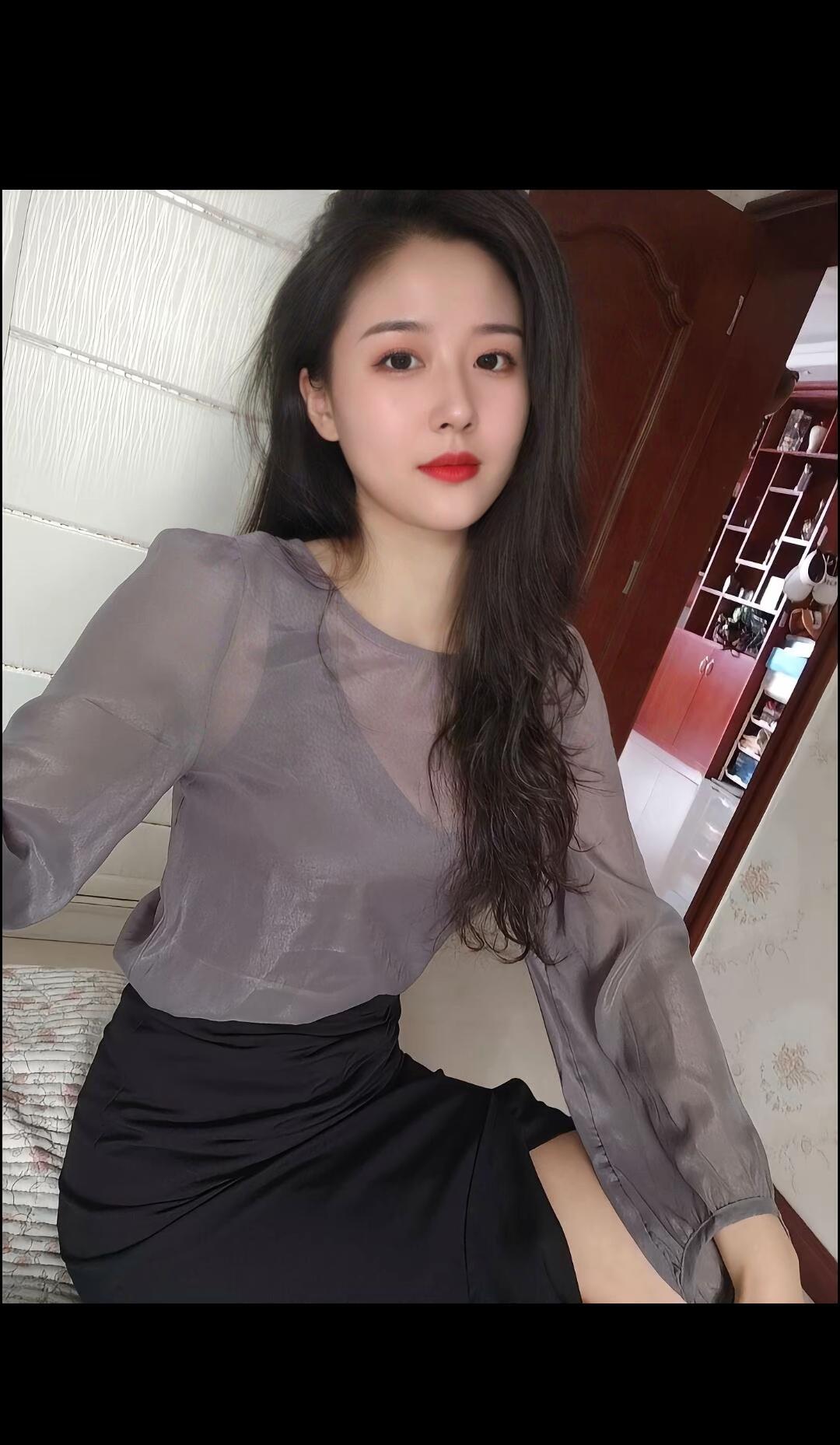 优雅气质，轻纱透视，黑裙搭配，自信满满！