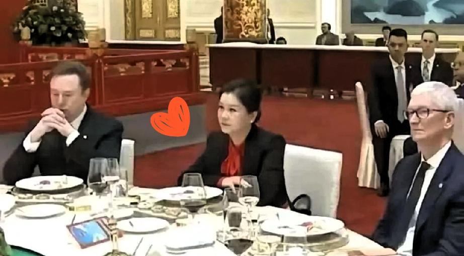 一场科技峰会的座位图，比公司财报靠谱多了。谁坐哪儿，那就是产业链的真金白银排出来