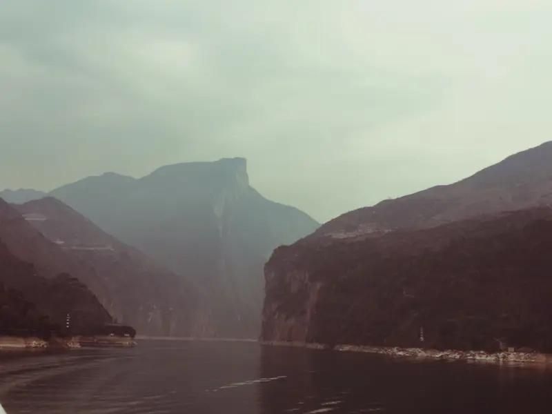 长江三峡第一峡瞿塘峡，那风光真是绝了！它西起重庆奉节白帝城，东至巫山 县大溪乡，