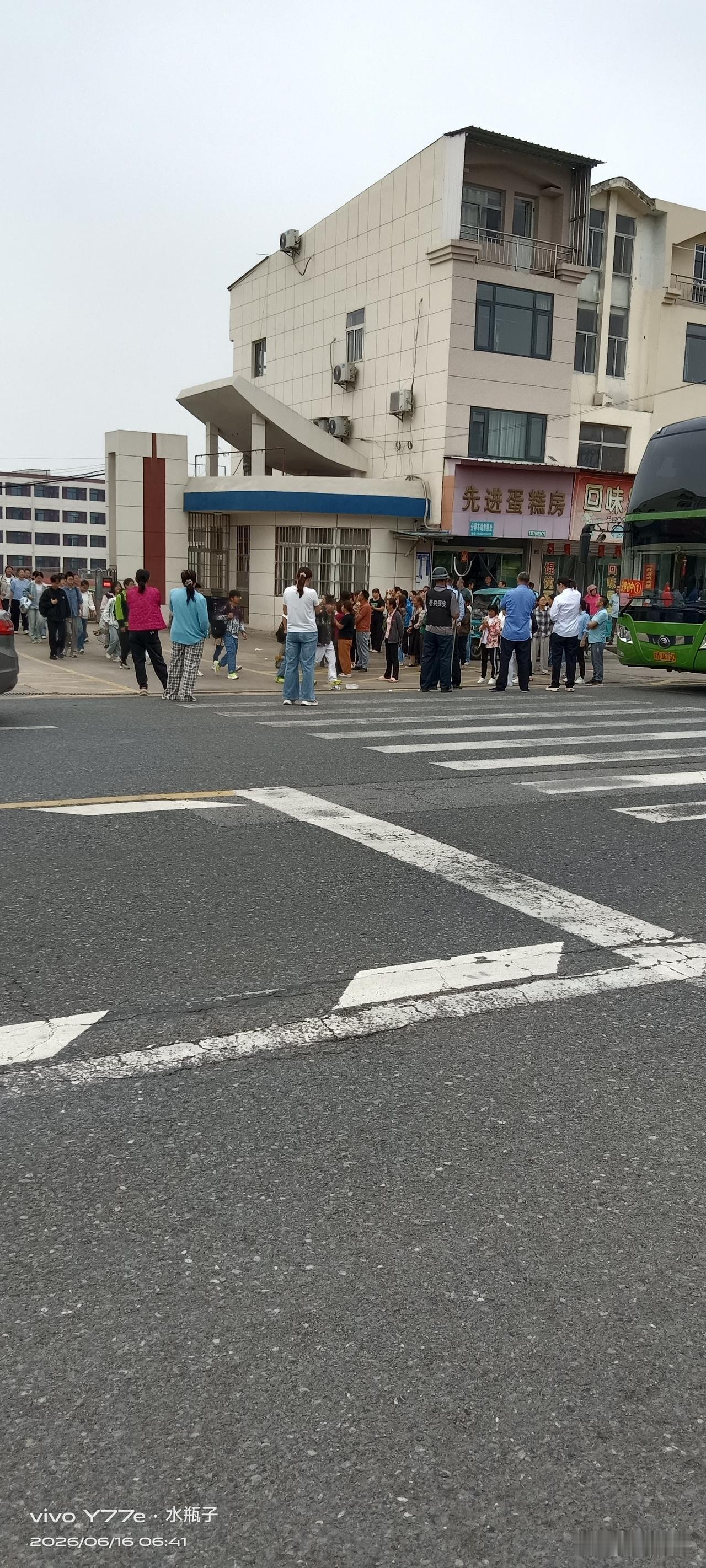 这些孩子拼搏了九年，终于迎来中考。九年时光，他们从懵懂学童蜕变为青春少年，其间的