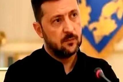 泽连斯基在华盛顿红地毯上感受到的余温尚未散去，特朗普办公桌前那一纸冰冷的裁减令已