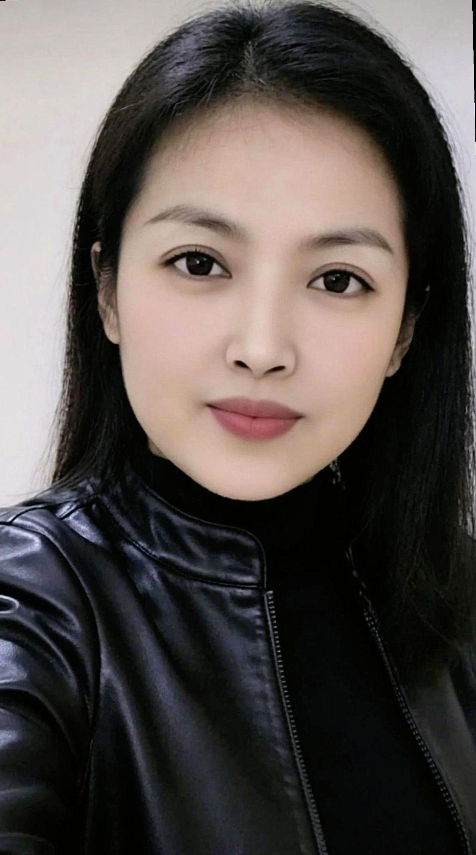 美不美你们说了算 漂不漂亮你们说了算 穿搭AI皮衣自拍