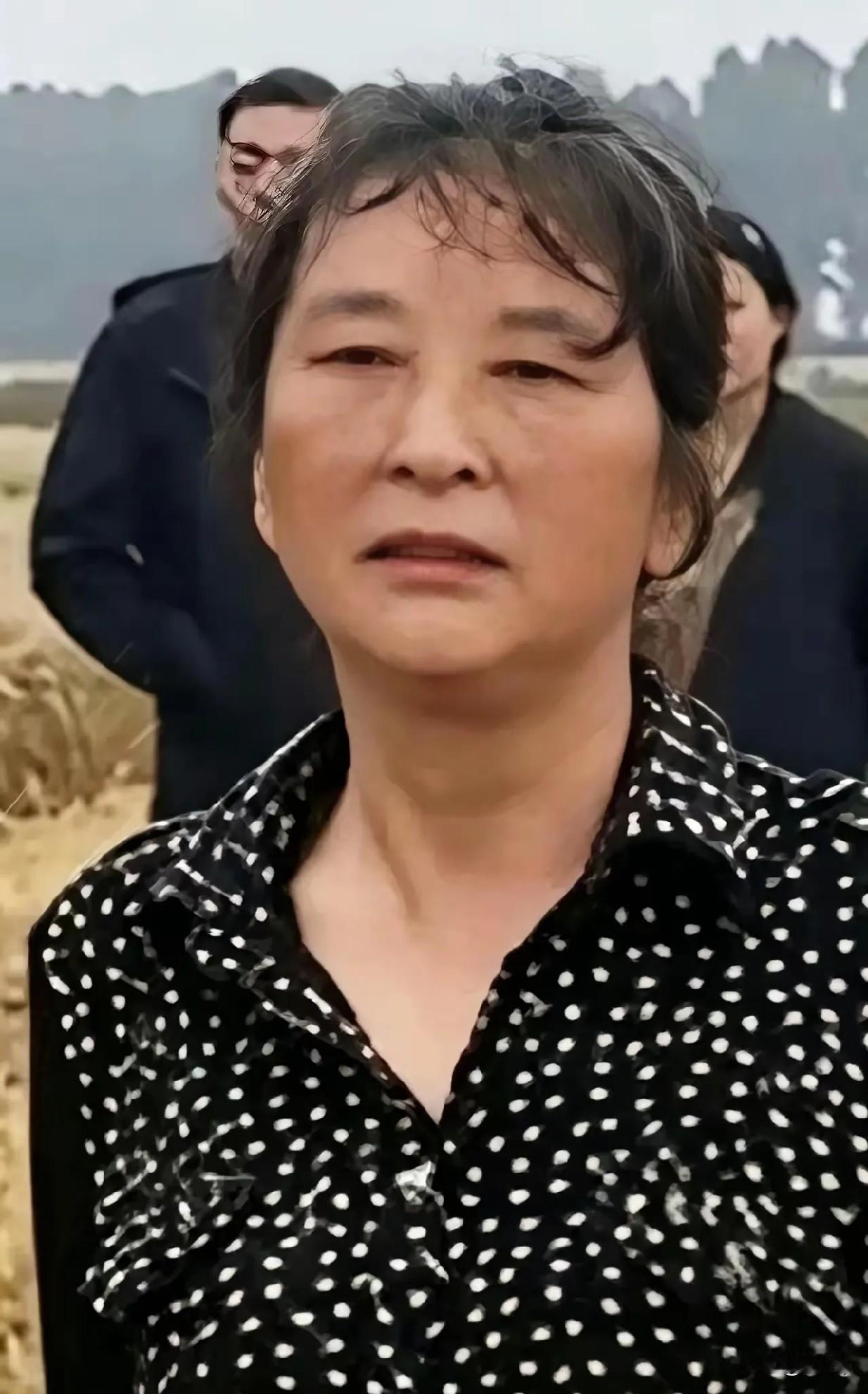 看到这事儿，我真是被气笑了。
那个所谓的“割四赔五”大妈，凭一己之力搅浑了麦收季