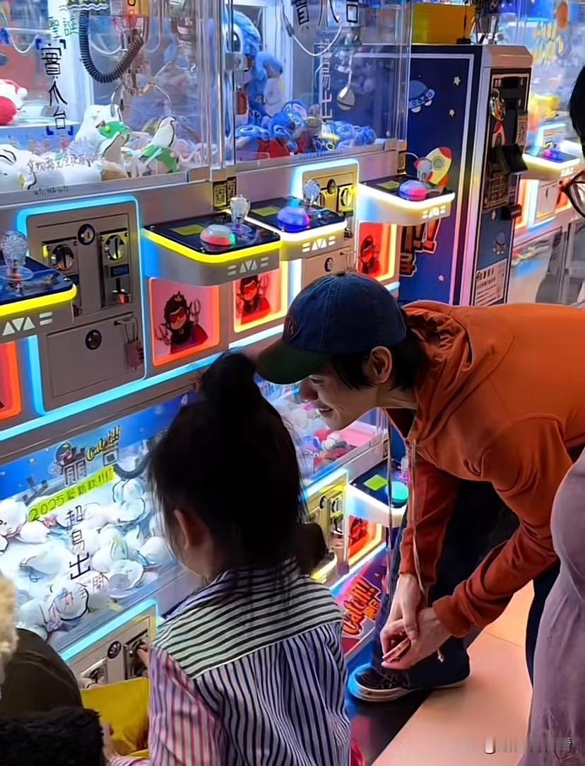 向佐郭碧婷一家去滑雪，向佐的女儿终于学会滑雪了，向佐全程陪护，两个孩子玩的不亦乐