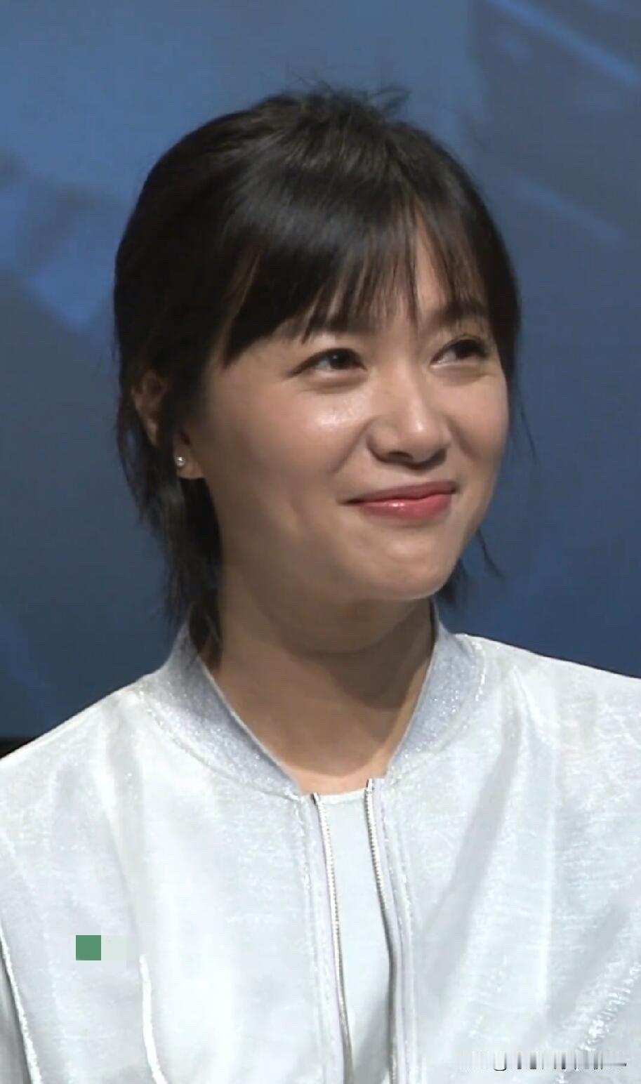 才女徐静蕾年轻的时候长相在女明星里算特别普通的一个，没想到老了反而还这么好看了，