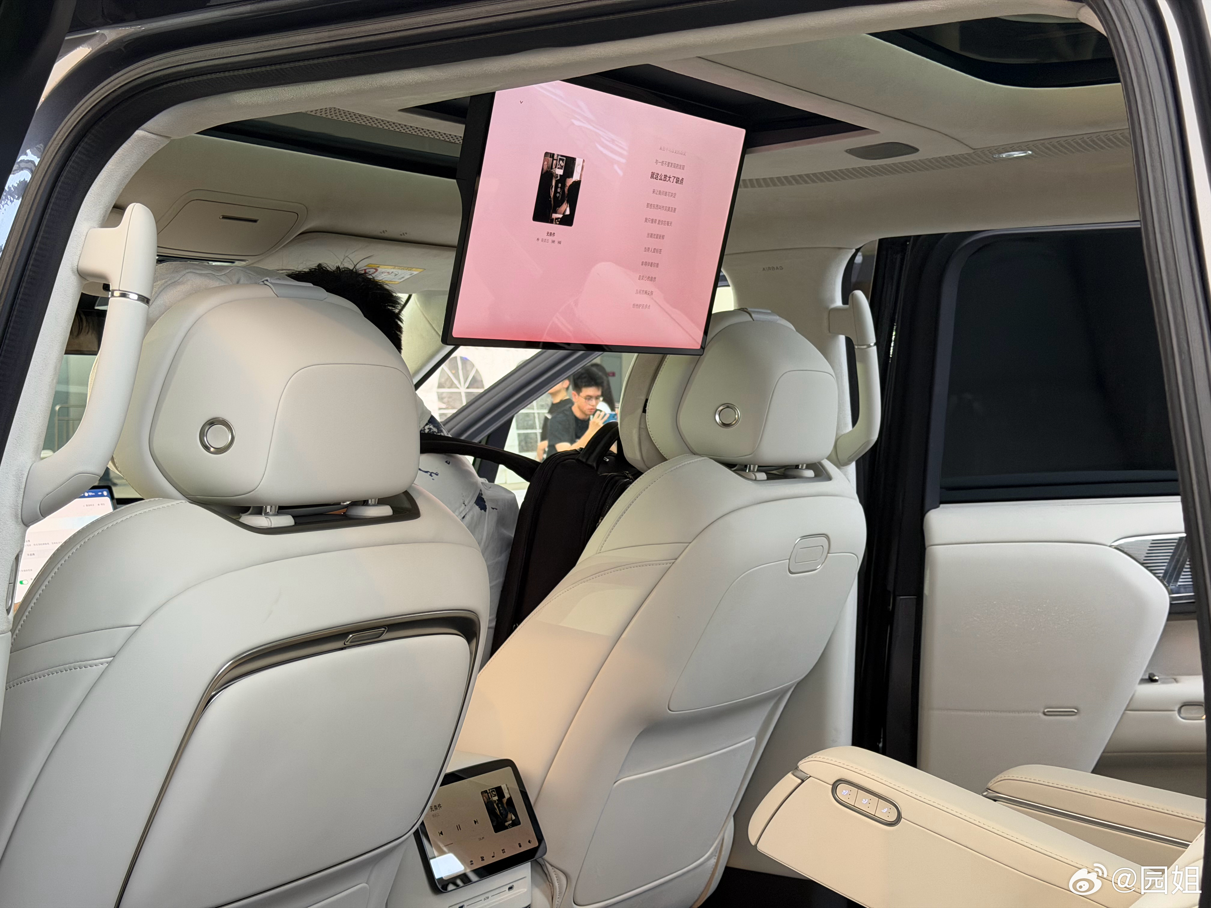 看到小鹏GX了，很大气，前脸的灯条很有辨识度，设计的也很好看，应该是把小鹏最好的