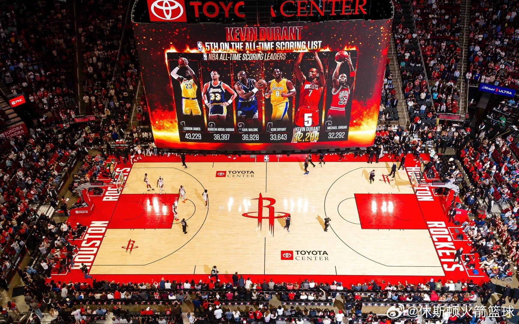 昨日丰田中心大屏幕在比赛中播放杜兰特超越乔丹的海报📸休斯顿火箭杜兰特回应超越乔