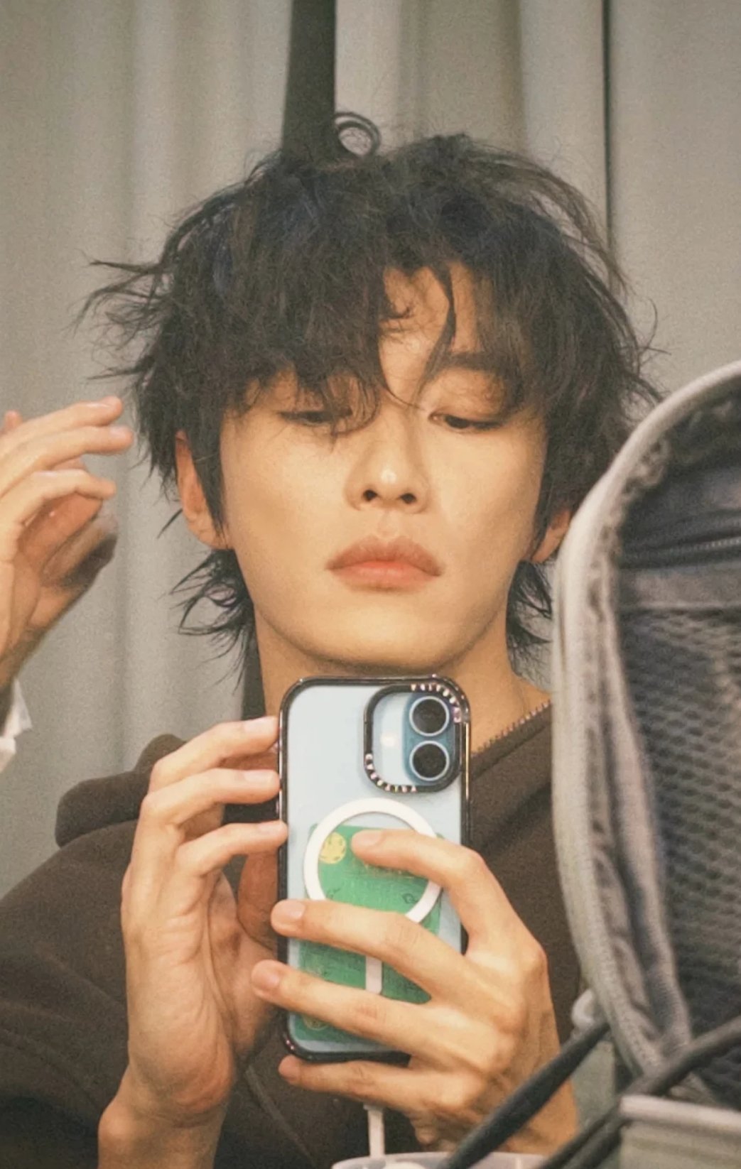 此人丢出一张帅照并告知大家镜头修好了