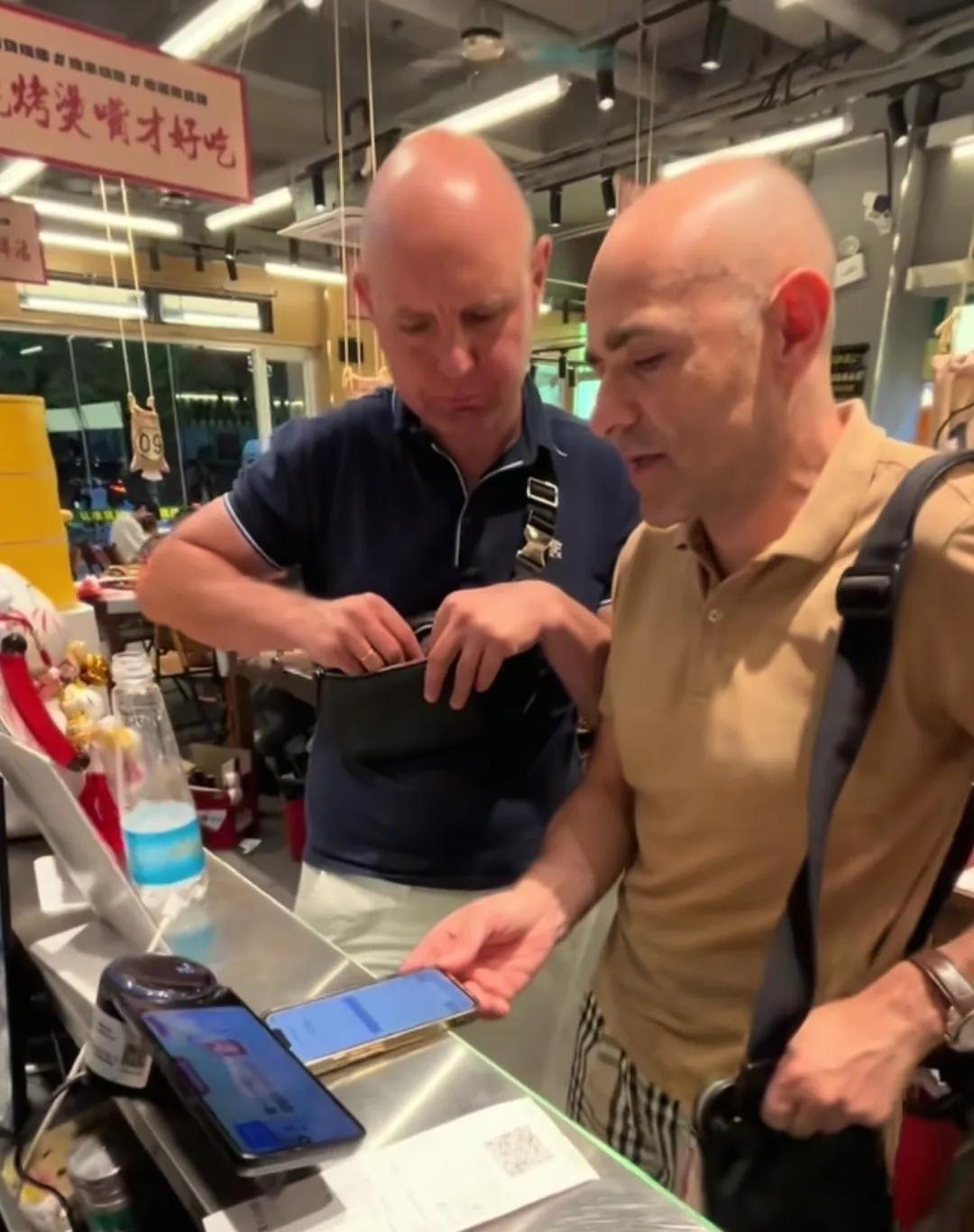 这两名外国游客在南昌吃烧烤，前台结账时手机无法扫码支付，身上也没有人民币现金。老