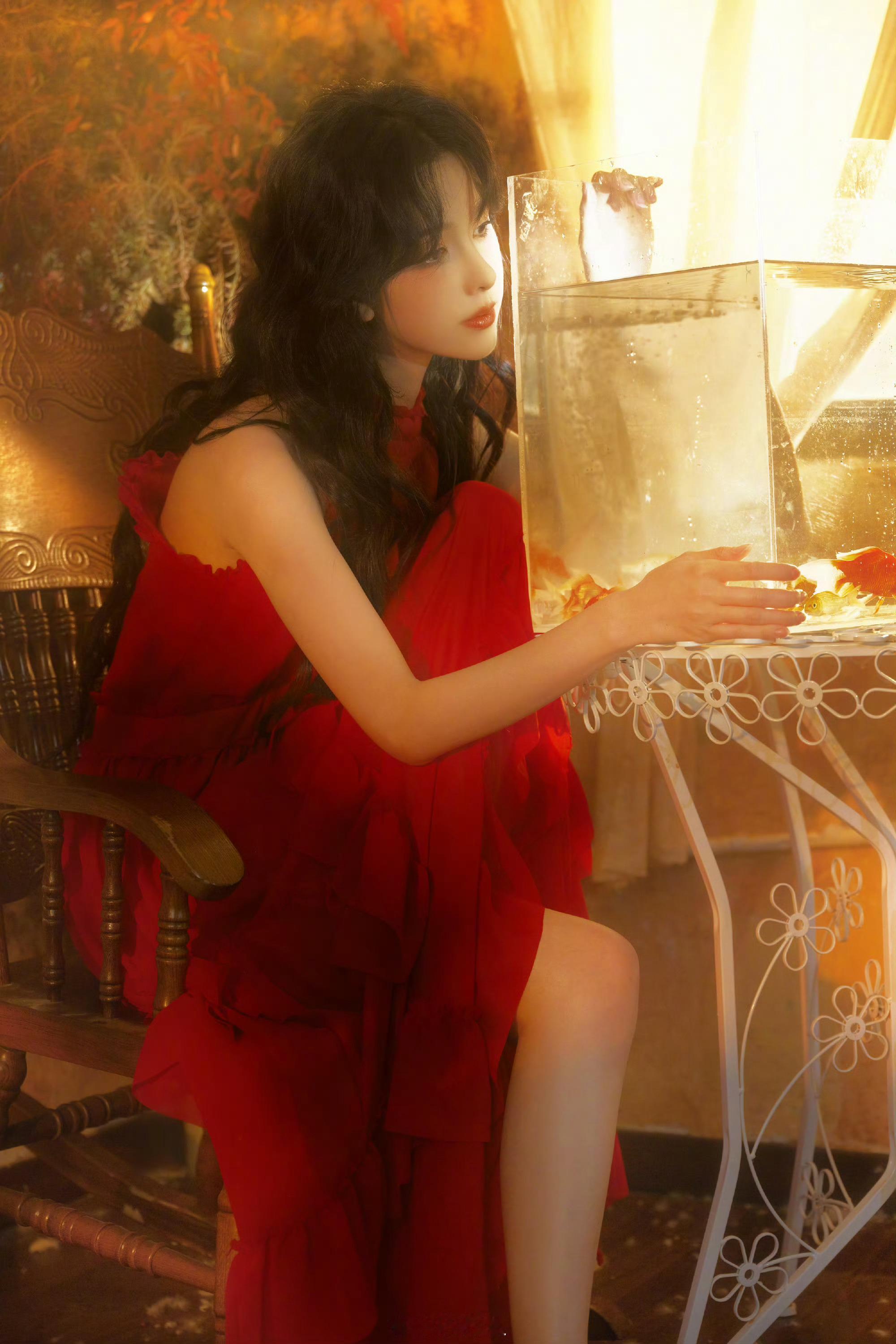 #陈都灵金鱼姬#陈都灵红裙造型好惊艳，优雅端庄的嘟嘟好美，今天也是被陈都灵美貌硬