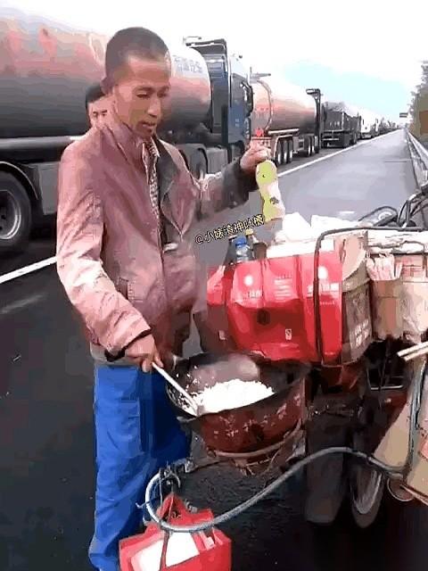 一溜十几米长的危化品大罐车挨个停着，里头装的全是一点就着的易燃物。
就在这旁边，
